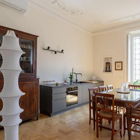 Elegant In Prati Appartamento